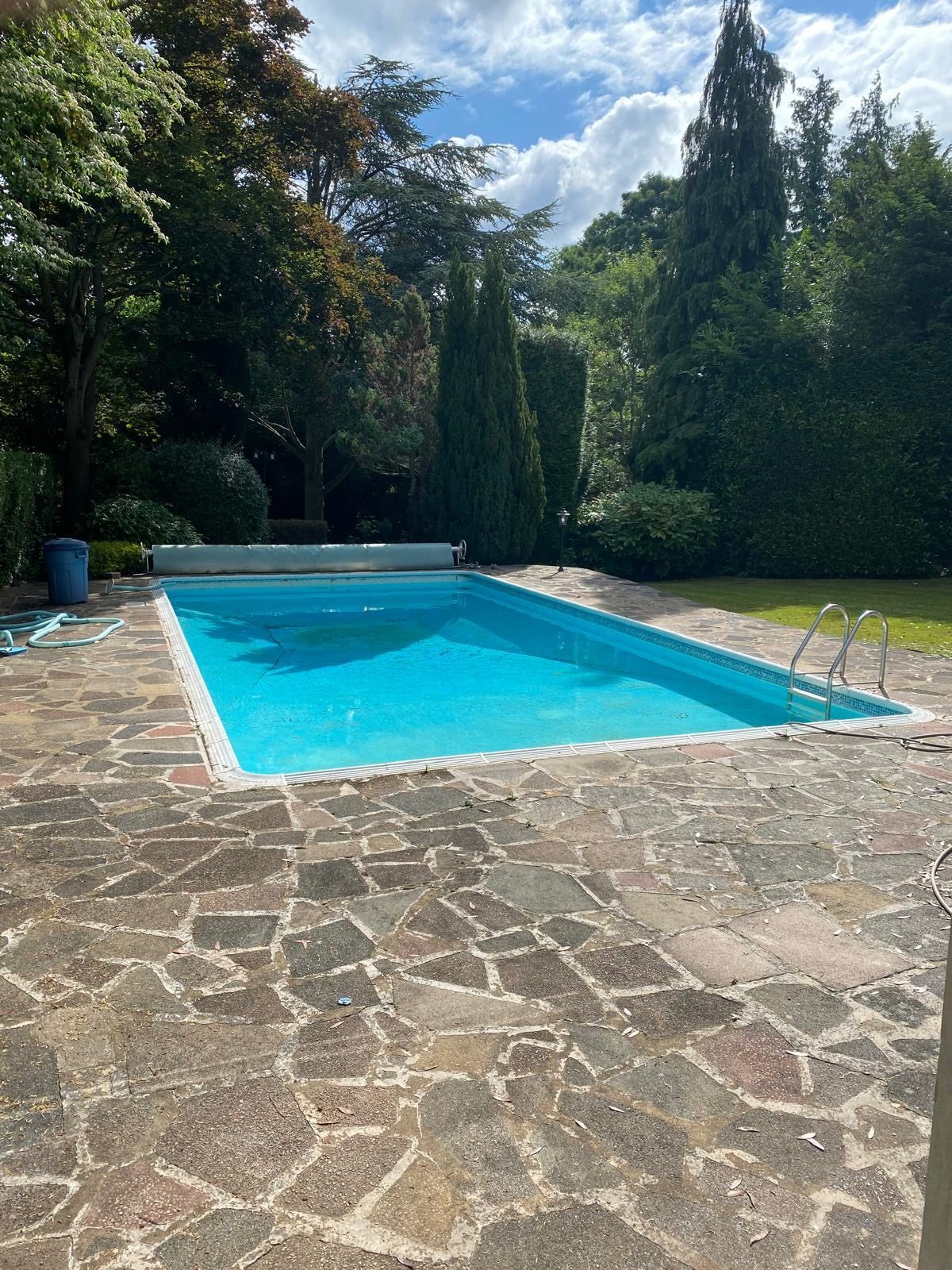 Swimming pool heating installation